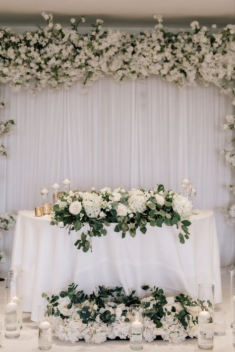 Eucalyptus Wedding Bride And Groom Table, Simple Wedding Bride And Groom, Half Circle Sweetheart Table Wedding, White Green Wedding Backdrop, Couple Backdrop Wedding Reception, Emerald Sweetheart Table, White And Green Sweetheart Table Flowers, Wedding Decoration Green And White, Romantic Sweetheart Table Wedding