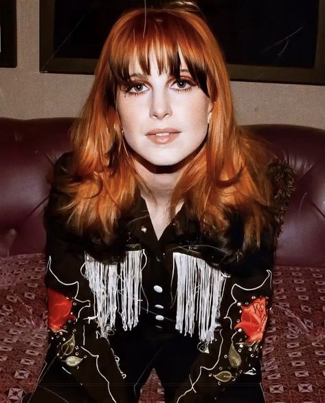 Red Hair Hayley Williams, Hayley Williams Fringe, Orange Black And Blonde Hair, Hayley Williams Hair 2023, Red Hair Blonde Tips, Ginger Hair With Black Tips, Hailey Williams Hair, Paramore Hair, Hayley Williams Haircut