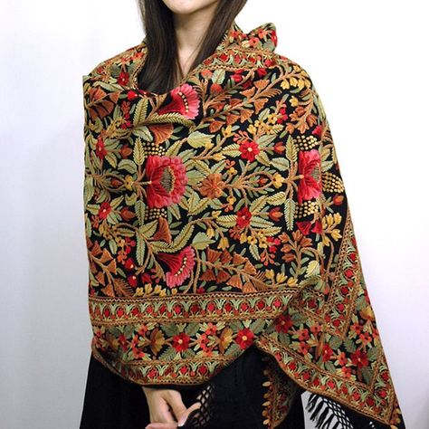 Kashmiri beautiful winter shawls - Sari Info Estilo Hippie Chic, Kashmiri Shawls, Winter Shawl, Hippy Chic, Cashmere Shawl, Indian Textiles, Indian Embroidery, Amritsar, Wool Shawl