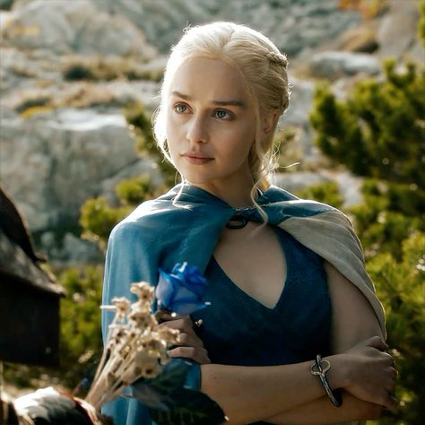 daenerys targaryen icon Daenerys Targaryen Meereen, Danearys Stormborn, Targaryen Drawing, Daenerys Targaryen Book, Daenerys Targaryen Blue Dress, Dany Targaryen, Daenerys Icon, Daenerys Targaryen Aesthetic, Saera Targaryen