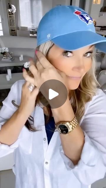 Jill Armstrong / Life & Style on Instagram: "A little must know hat trick. I really like ball caps and wear them quite often. When we go to see our favourite teams, caps are fun, however, It is difficult to find the right fit. They are all so short on
the sides that it looks funny to wear your hair down.  I am pretty fussy about my hats so I thought I would share my trick for finding a great fitting ball cap for the game or just a bad hair day. We all have them 😉❤️

#trending #explore 
#fashiontricks #fashionhacks #trythishack #styletrick #stylehack #trend #hack #foryou #fashionover40 #styleover40 #lifeandstylej" How To Wear Caps Women, How To Wear A Ball Cap Women, Ball Cap Outfits For Women, How To Wear A Trucker Hat Women, How To Wear A Baseball Hat Women, Short Hair Baseball Cap Style, How To Wear A Baseball Hat, Trucker Hat Outfit Women, Ball Cap Hairstyles