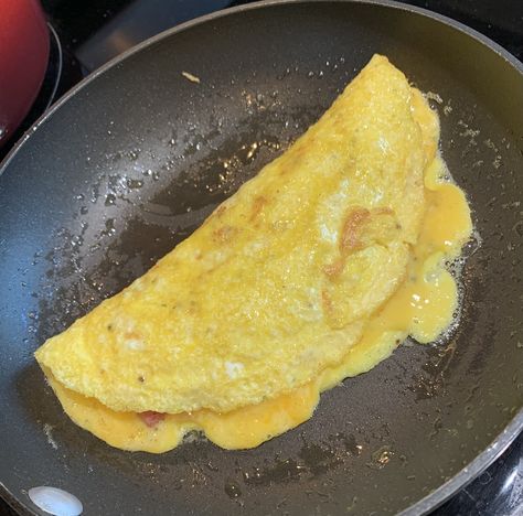 Omlet Aesthetic, Omlet Recipes, Eggs Breakfast, Good Morning Breakfast, Table Manners, Coffee Aesthetic, Dinner Meals, Morning Breakfast, Omelet