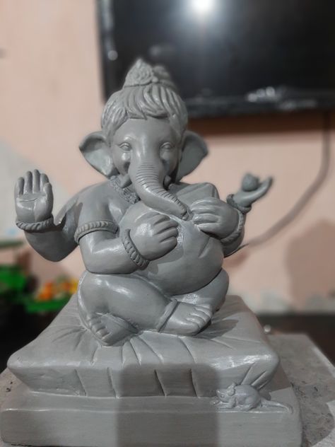 Bal Ganesh Murti Clay, Ganpati Bappa Making At Home, Ganesh Making With Clay Ideas, Ganpati Murti Making At Home, Ganpati Bappa Idol Making, Ganpati Idol Ideas, Mud Ganesha Idol Making, Home Made Ganpati Murti, Eco Friendly Ganesha Idol