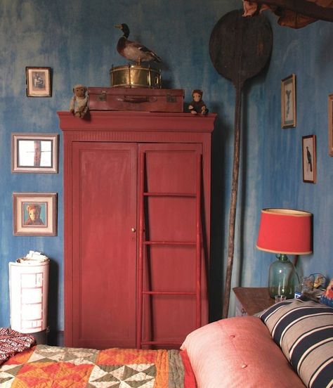 Red Wardrobe Furniture, Red Wardrobe Bedroom, Painted Wardrobe Ideas, Red Blue Interior, Chalk Paint Wardrobe, Blue And Red Interior, Wardrobe Painted, Red Wardrobe, Decorative Furniture Painting