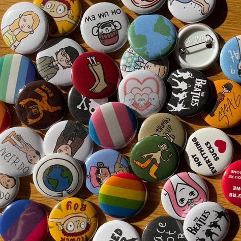 Badges On Backpacks, Diy Pins Buttons Badges, Cool Pins For Backpacks, Diy Buttons Pins, Diy Pins Buttons, Diy Pins For Backpack, Button Ideas Pins, Pin Ideas Button, Cool Badges