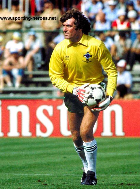 PAT JENNINGS 1972-73 TOTTENHAM  -  IRLANDA DEL NORD  -  portiere Pat Jennings, Tottenham Hotspur Players, Tottenham Hotspur Football, Arsenal Football Club, Tottenham Hotspur Fc, Best Football Players, Football Gloves, Arsenal Football, Goalkeeper Gloves