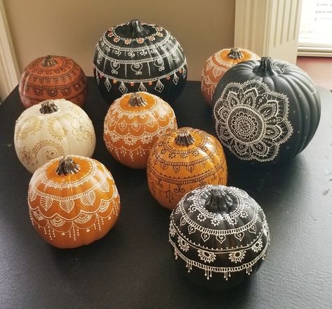 Henna Pumpkin Designs, Mandala Pumpkin Painting, Diwali Pumpkin, Sharpie Pumpkin Art, Boho Pumpkin Painting, Henna Pumpkin, Zentangle Pumpkins, Mandala Pumpkin, Halloween Mandala