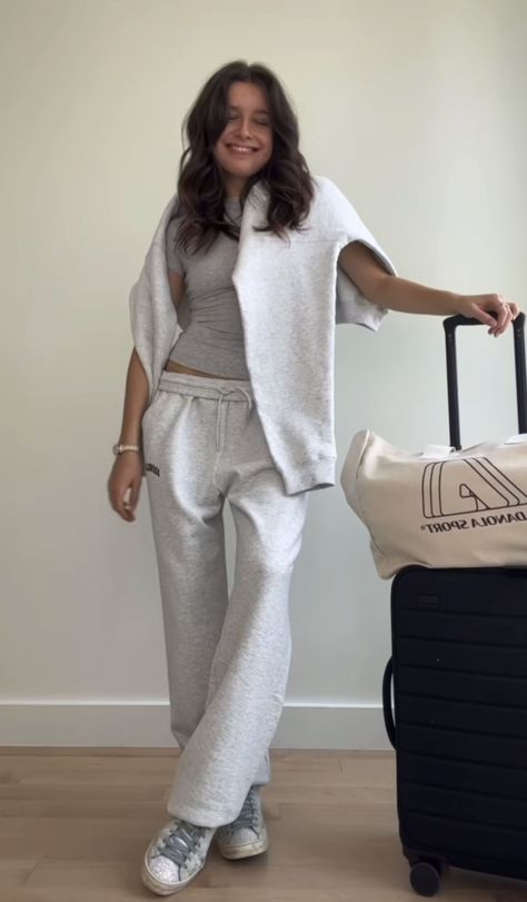 Outfit Grey Sweatpants, Outfits With Grey Sweatpants, Grey Sweatpants Outfit, Gray Sweatpants Outfit, Gray Outfit, Outfit Grey, Gray Sweatpants, Sweatpants Outfit, Grey Outfit