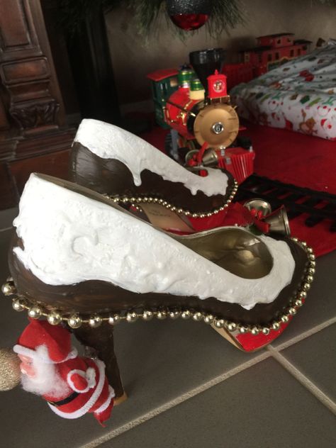 Diy Elf Shoes, Obsessive Artist, Easy Christmas Pudding, Christmas Pudding Cake, Scream Christmas, Shoes Tutorial, Shoes Stores, Xmas Pudding, Dt Projects