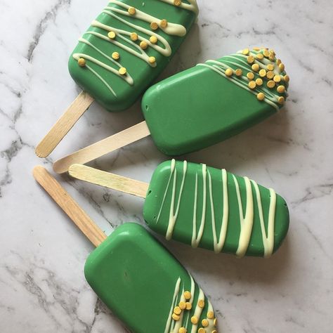 Forest Cakesicles, Hulk Cakesicles, Green Cakesicles Ideas, St Patrick’s Day Cake Pops, St Patrick’s Day Cakesicles, Chocolate Covered Strawberries Bouquet, Green Cake, St Paddy, Lucky Day