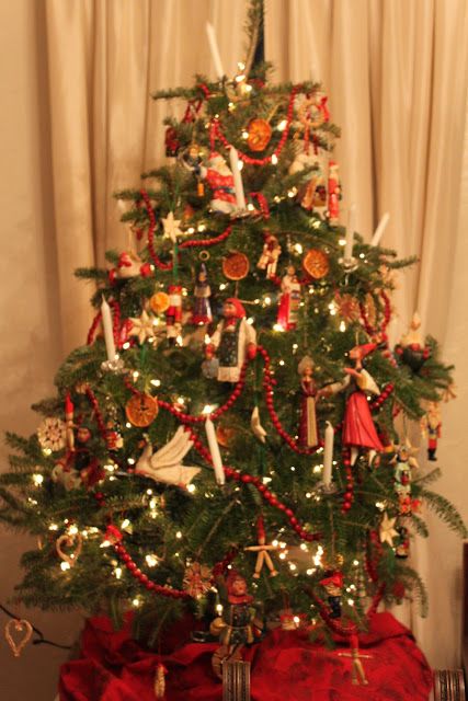 Folk Art Christmas tree of hand-carved, hand-painted Russian ornaments, dried orange slices, candles, straw ornaments, and wooden cranberry garland. Russian Christmas Tree, Folk Christmas Tree, Straw Ornaments, Folk Art Christmas Tree, Folk Christmas Decorations, Victorian Christmas Tree, Classic Christmas Tree, Old World Christmas Ornaments, Handmade Christmas Tree