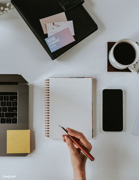 Laptop Flatlay, Flatlay Book, Laptop Photography, Woman Writing, Book Flatlay, Minimal Desk, Portuguese Lessons, Design Mockup Free, Create A Business