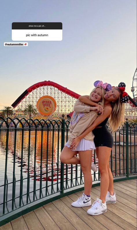 Disney Poses, Disney Best Friends, Disneyland Photos, Disney Photo Ideas, Disney World Pictures, Disney Paris, Disney World Outfits, Disneyland Pictures, Disneyland Outfits