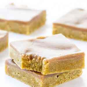 Pumpkin Spice Latte Blondies Pumpkin Blondies, Cake Brownie, Brown Sugar Glaze, Blondies Recipe, Sugar Glaze, Spiced Coffee, Fall Dessert, Pumpkin Dessert, Fall Baking