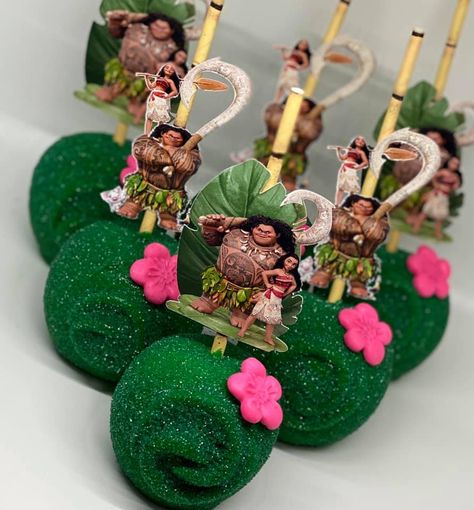 A classic spin on Moana inspired treats! Gorgeous Candy Apples with the Te Fiti Swirl and fondant hibiscus flowers add the perfect embellishments to enhance your dessert table! Moana Candy Apples, Moana Party Treats, Moana Dessert Table Ideas, Moana Candy Table Ideas, Moana Treat Table, Moana Birthday Treats, Moana Treats Ideas, Moana Desserts, Moana Dessert Table