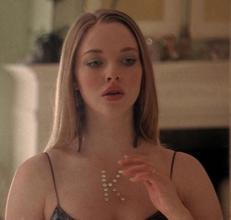 Mean Girls Outfits, Karen Smith, Unorganized Idea, Amanda Seyfried, Mean Girls, Aesthetic Pictures, Girl Outfits, Beauty