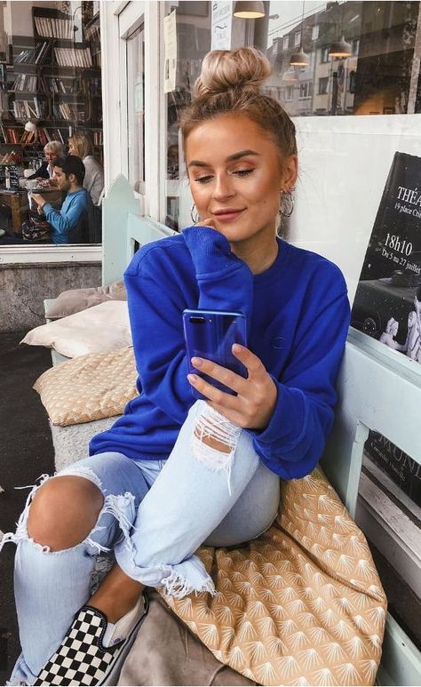 Blue Sweater Outfit, Royal Blue Outfits, Royal Blue Sweater, Vans Outfit, Looks Pinterest, Blue Sweater, Ripped Denim, Photography Fashion, Style Outfits