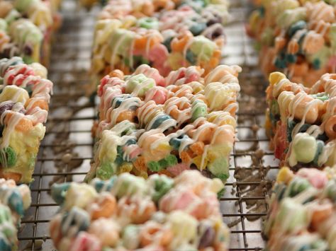 Mike's Crispy Treats recipe from Ree Drummond MBD-Only use a tiny bit of almond bark to drizzle over. Sour Lollipops, Lemon Bread Pudding, Rainbow Marshmallow, Marshmallow Squares, Crispy Treats Recipe, Ree Drummond Recipes, White Almond Bark, Lemon Bread, Marshmallow Treats