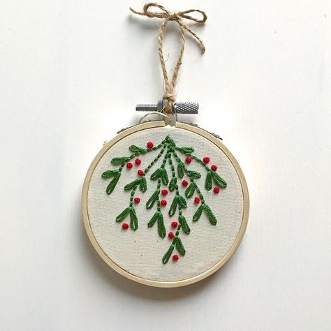 Embroidery / hoop art / floral / Christmas / holly / mistletoe Embroidery Christmas Ornaments, Embroidery Ornament, Christmas Embroidery Patterns, Diy Broderie, Embroidered Christmas, Christmas Embroidery Designs, Embroidery Christmas, Christmas Ornaments Gifts, Learn Embroidery