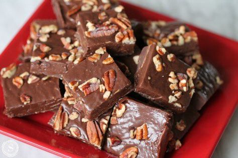 Chocolate Fudge Best Nougat Recipe, Old Fashioned Christmas Candy, Perfect Christmas Dessert, Holiday Candy Recipes, Easy Christmas Candy Recipes, Christmas Candy Homemade, Microwave Fudge, Chocolate Peanut Butter Fudge, Christmas Fudge