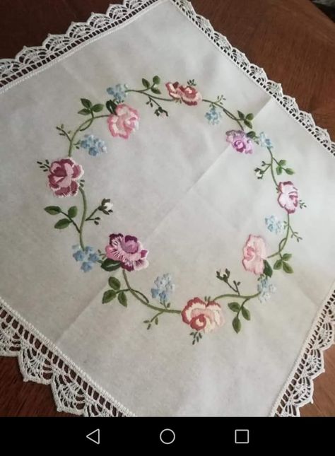 Hand Embroidery Table Cloth, Cute Embroidery Patterns, Sulaman Pita, Easy Crochet Stitches, Handmade Embroidery Designs, Machine Embroidery Projects, Hand Embroidery Projects, Hand Embroidery Flowers, Cute Embroidery