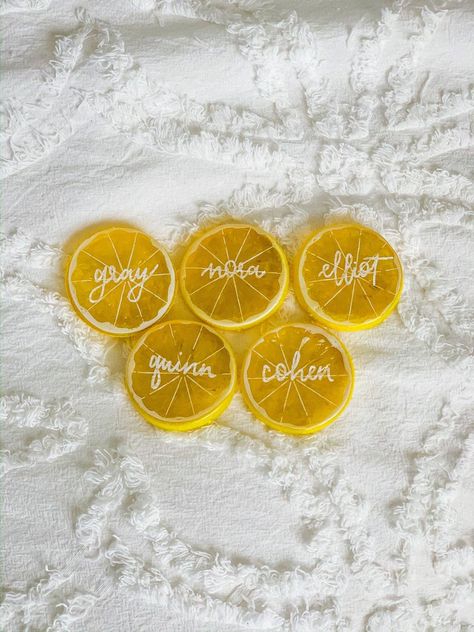 Citrus Name Cards, Lemon Name Cards Place Settings, Lemon Name Tags, Lemon Place Cards, Wedding Dinner Table Setting, Amalfi Wedding, Prosecco Drinks, Bride Era, Lemon Wedding