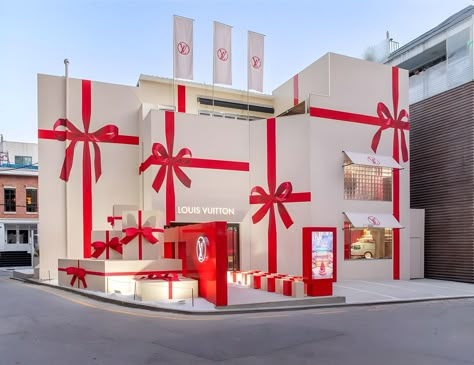 Louis Vuitton 'Happy Holidays' Christmas Pop-Up, Dosan Seoul Korea. Holiday Window Display, Booth Decor, Christmas Photo Booth, Window Display Design, Christmas Props, Wedding Planning Decor, Holiday Pops, Christmas Pops, Pop Up Event