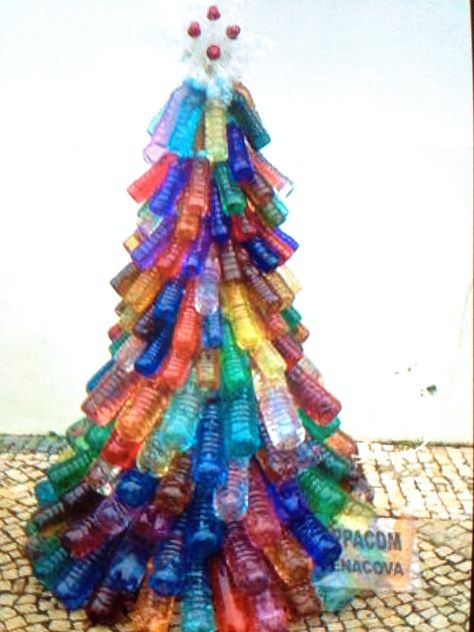 Baby Christmas Crafts, Recycled Christmas Decorations, Unusual Christmas Trees, Recycled Christmas Tree, Christmas Tree Festival, Craft From Waste Material, Plastic Bottle Crafts, Navidad Diy, Plastic Crafts