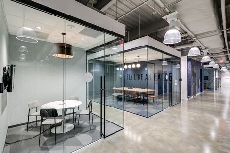 Meeting Room Coworking Space, Modern Coworking Office Design, Coworking Meeting Room, Cowork Space Design, Co Working Space Design Startup Office, Small Coworking Space, Coworking Office Design, Cowork Space, Meeting Room Design Office