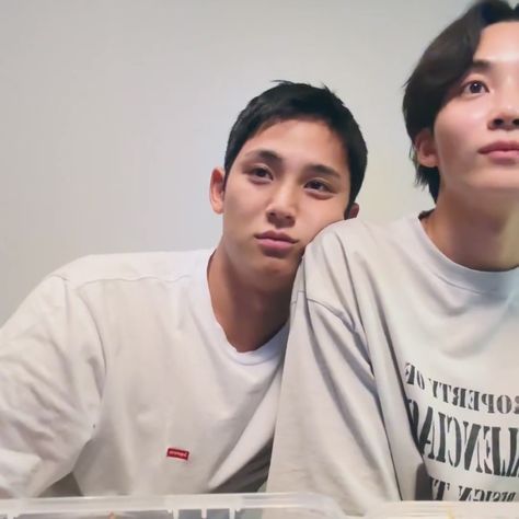 Jeonghan And Mingyu Selca, Mingyu X Jeonghan, Jeonghan And Mingyu, Mingyu And Jeonghan, Jeonghan Mingyu, Jeonghan Lq, Parallel Lives, Boyfriend Video, Kim Mingyu