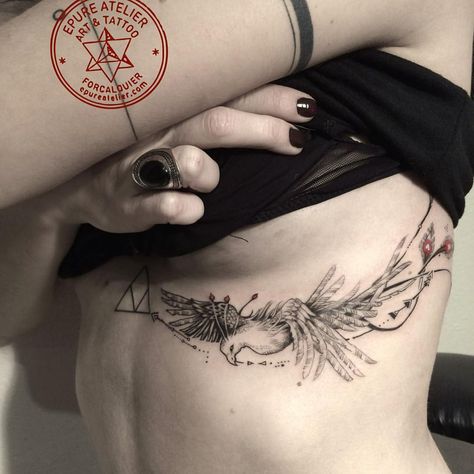 Little phoenix for Manon #phoenix #phoenixtattoo #epureatelier #marieroura #finelinestattoo #underboobtattoo Tattoo Costillas, Phoenix Bird Tattoos, Phönix Tattoo, Cage Tattoos, Vogel Tattoo, Ribcage Tattoo, Kunst Tattoos, Muster Tattoos, Eagle Tattoos