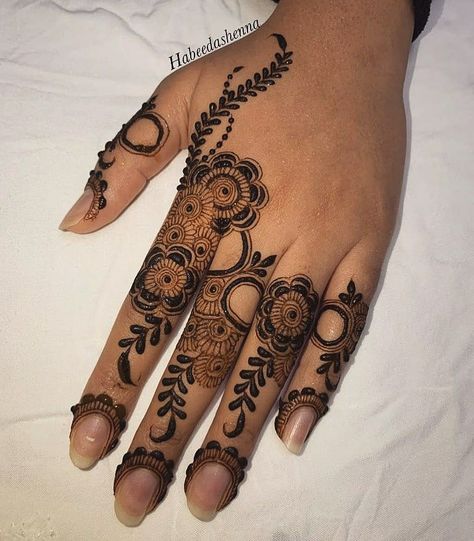 Fingers Back Hand Mehndi Designs, Aesthetic Mehndi Designs Fingers Only, Finger Mehendi Designs Back Hand, Gulab Mehandi Design, Back Hand Mendhi Degin, Mehandi For Fingers, Trending Mehandi Designs 2024, Fingers Mehndi Designs Unique, Henna Arabic Design