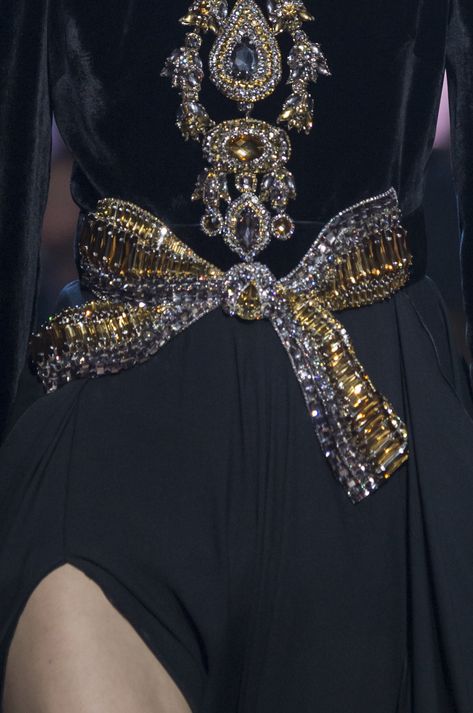 Elie Saab Fall, Geometric Fashion, Motifs Perler, Couture Embroidery, Couture Details, Fashion Gallery, Fall 2018, Elie Saab, Fashion Pictures