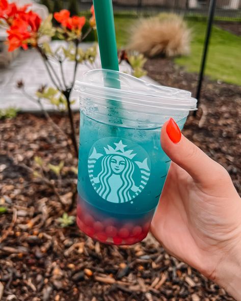 *blue drink has entered the chat* 🩵 yesterday, @starbucks released a brand new summer drink in a beautiful blue hue: the summer-berry refresher and her bffs, the lemonade refresher 🍋 and the summer skies drink ☁️ (second pic). as always, i did the hard hitting *field research* and tried both the original and coconut milk versions of the new blue refreshers so i could report back. and let me tell you… i think this drink was VERY intentional. the color, the timing, and dare i say there are ... Wood Clock Diy, Lemonade Refresher, Bachelorette Diy, Field Research, Blue Drink, Starbucks Summer, Summer Vision, Summer Skies, Red Crafts