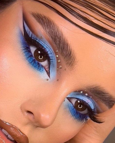 Blue Eye Makeup Dramatic, Creative Blue Makeup Looks, Rave Makeup Blue, Eye Makeup For Small Eyes, Makeup For Deep Set Eyes, Eyeshadow Makeup Tutorial, Shine Makeup, Makeup For Small Eyes, Competition Makeup