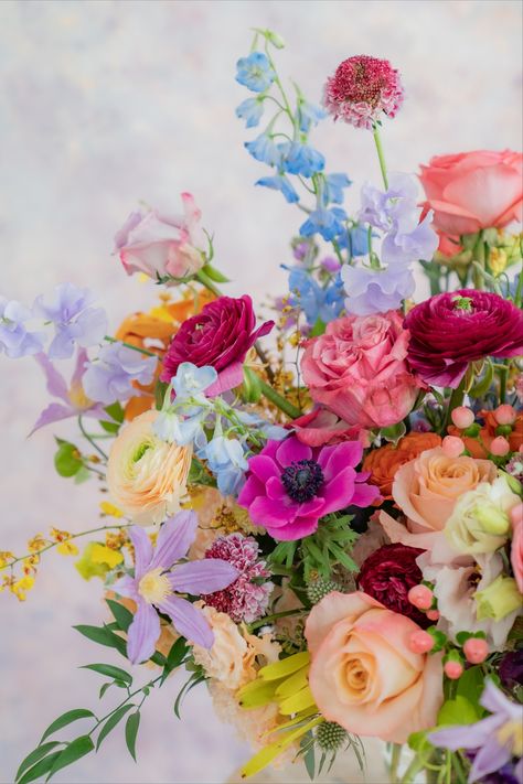 a colorful spring arrangement in a glass vase in front of a light purple background Botanical Phone Wallpaper, Background Color Palette, Garden Arrangement, Bright Wedding, Garden Party Wedding, Peach Flowers, Beautiful Flower Arrangements, Wildflower Wedding, Stay Wild