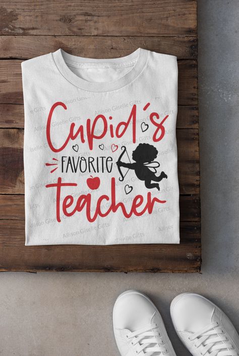 Looking for the perfect gift to show your appreciation for your favorite teacher this Valentine's Day? Look no further! Cupid's Fav Teacher Shirt is the ultimate way to express your love and gratitude. With its stylish design, this shirt is sure to make any teacher feel special. Available in AXL size. Don't miss out on this must-have gift! #teacherappreciation #valentinesdaygift #giftsforteachers Cricut Valentines Projects, Teacher Valentine Gifts, Teachers Day Gifts, Valentine Projects, Valentine Shirt, Favorite Teacher, Valentine T Shirts, Valentines Outfits, Valentine's Day Diy