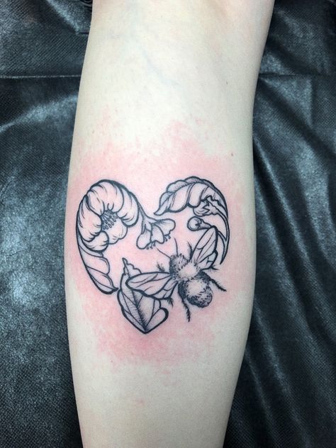 Honey Bee Flower Tattoo, Honey Bee Tattoo Design, Aloha Tattoo, Flesh Art, Honey Bee Tattoo, Bee Heart, Tattoo Wedding, Sisters Tattoo, Tattoo Wedding Rings