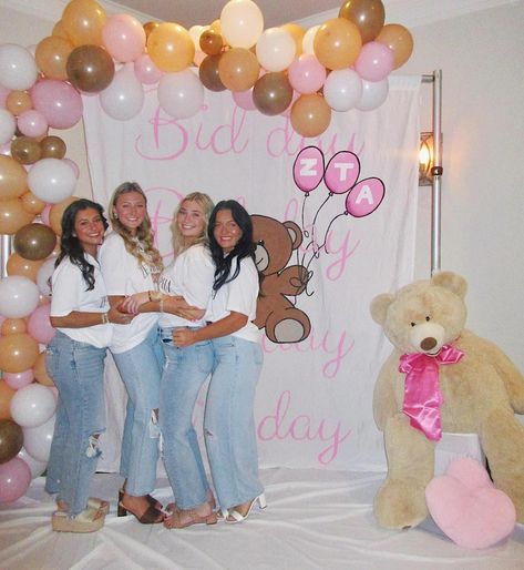 ✨Chapter Spotlight: @ztagsu✨ This spring bid day was so cute, filled with bears & bows! 🧸🎀👑 Tag your bid day buddy in the comments💕 Bear Bid Day, Custom Greek Apparel, Greek Apparel, Greek Clothing, Bid Day, 16th Birthday, So Cute, Bears, Tags