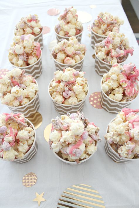 Pink Popcorn Recipe, Pink Dessert Tables, Pavlova Dessert, Party Popcorn, Salty Popcorn, Pink Popcorn, Baby Shower Sweets, Bridal Shower Desserts, Baby Shower Dessert Table