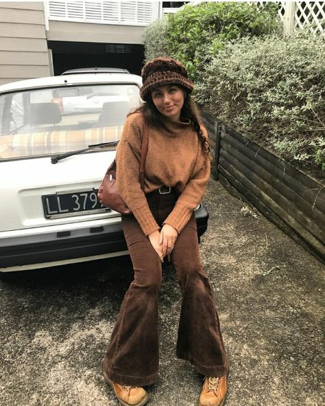 Hippie Outfits Winter, 70s Winter Fashion, Hippie Winter Outfits, Winter Hippie Outfits, Chocolate Outfit, Winter Hippie, Midsize Outfits, Outfits 70s, 70s Inspired Fashion