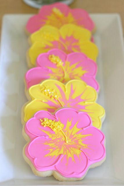 Hibiscus Cookies, Luau Desserts, Plumeria Tattoo, Flower Sugar Cookies, Dessert Original, Summer Cookies, Sugar Cookie Designs, Pretty Cookies, Fancy Cookies