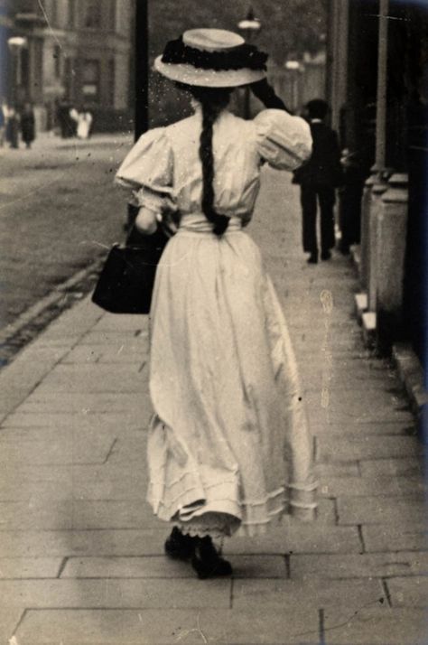 vintage everyday: The Beauty of Edwardian Women – Charming Photos of 'Ladies from the Back' in the 1900s Fashion In London, Istoria Modei, Vintage Foto's, Mode Retro, 1900s Fashion, Street Style Blog, Paris Mode, Costume Drama, Foto Vintage