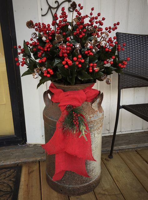 Antique Milk can decorated for Christmas Butter Churn, Country Christmas Decorations, Christmas Front Porch, Porch Christmas, Christmas Porch Decor, Farmhouse Front, Front Porches, Front Porch Christmas Decor, Milk Cans