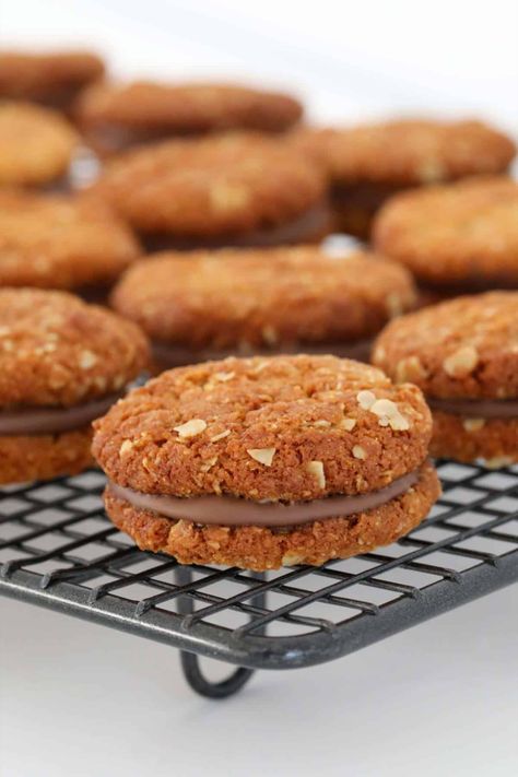 Golden and crunchy Kingston biscuits sandwiched together with chocolate icing. Brown Sugar Biscuits, Nuttikrust Biscuits Recipe, Kingston Cookies, Uk Biscuits, Healthy Biscuit Recipe, Kingston Biscuits, Healthy Biscuits Recipe, Biscuit Recipes Uk, Savory Cookies