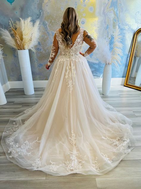 Plus Size Essence Of Australia, Fall Boho Wedding Dress Plus Size, Stella York Wedding Dress Plus Size, Western Plus Size Wedding Dresses, Fairy Queen Wedding Dress, Wedding Dress For Curvy Women, October Wedding Dresses, Wedding Dresses V Neck, Plus Size Wedding Dresses With Sleeves