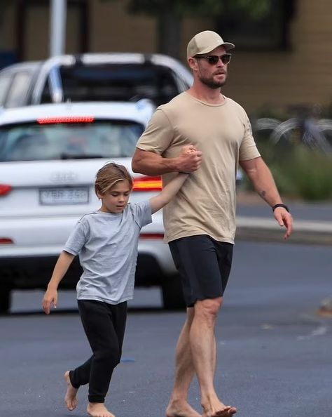 Chris Hemsworth Outfit, Chris Hemsworth Style, Chris Hemsworth Thor, Marvel Avengers Movies, Liam Hemsworth, Avengers Movies, Gardening Supplies, Byron Bay, Chris Hemsworth