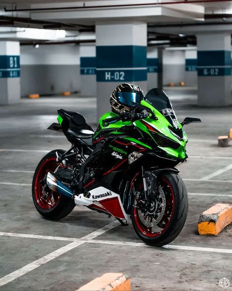 Kawasaki Ninja Zx25r Wallpaper, Zx25r Aesthetic, Zx6r Wallpaper, H2r Wallpaper, Kawasaki Ninja Bike, Moto Ninja, Landrover Series, Ninja Bike, Collage Photography