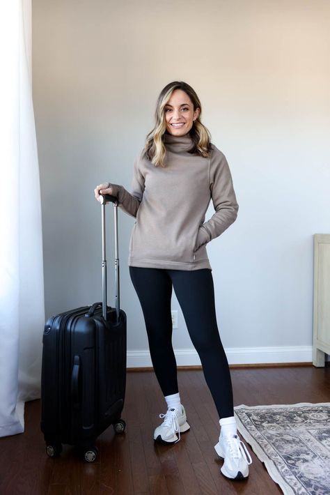 Petite-friendly travel outfits via pumps and push-ups blog | travel outfits | winter travel outfits | petite style Petite Winter Outfits, Apple Body Shape, Travel Outfit Ideas, Outfit Informal, Cute Travel Outfits, Fashion Travel Outfit, Petite Leggings, Winter Activewear, Winter Travel Outfit