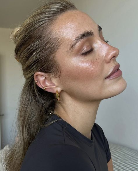 Clean Face Aesthetic, Bronzer Makeup Look, Makeup For Olive Skin Tone, Clean Makeup Aesthetic, Clean Natural Makeup, Natural Makeup Glowy, Ušný Piercing, Clean Make Up, Natural Everyday Makeup